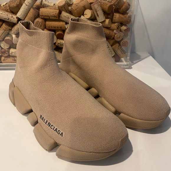 WOMEN'S SPEED 2.0 RECYCLED KNIT SNEAKER IN BEIGE (BRAND NEW NEVER WORN) - Picture 2 of 3